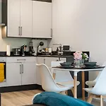 Ashview 7 - Heathrow - Royal Holloway - Free Parking