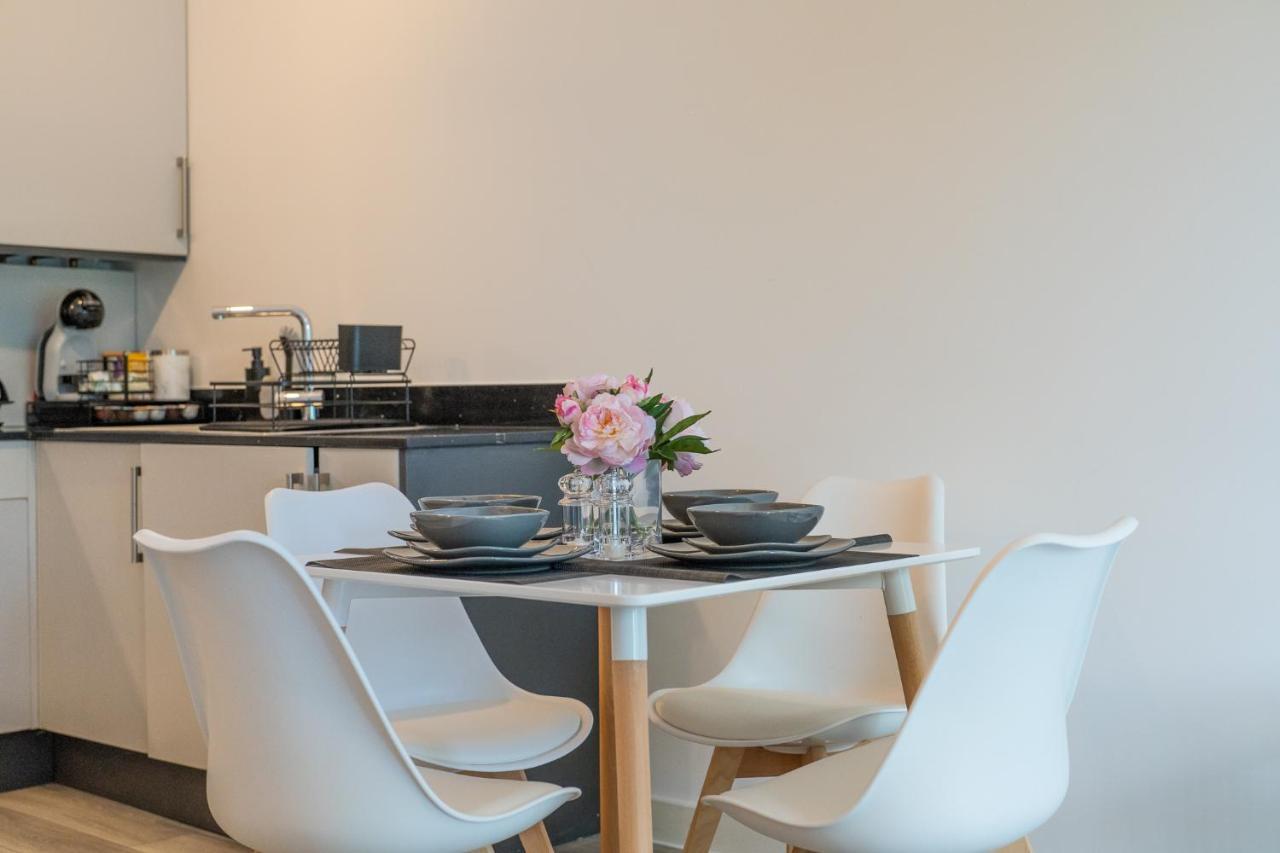 Apartment Ashview 7 - Heathrow - Royal Holloway - Free Parking Staines-upon-Thames