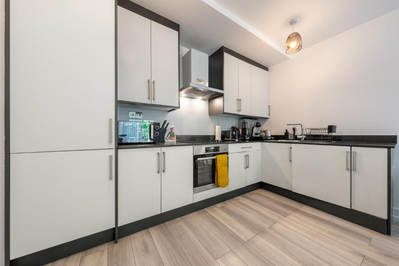Ashview 7 - Heathrow - Royal Holloway - Free Parking