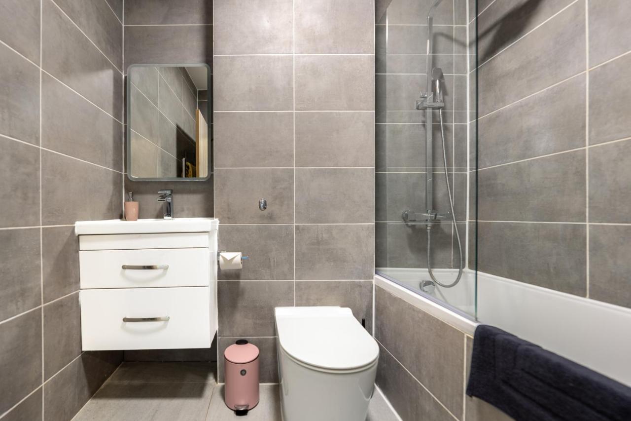 Ashview 7 - Heathrow - Royal Holloway - Free Parking Apartment *