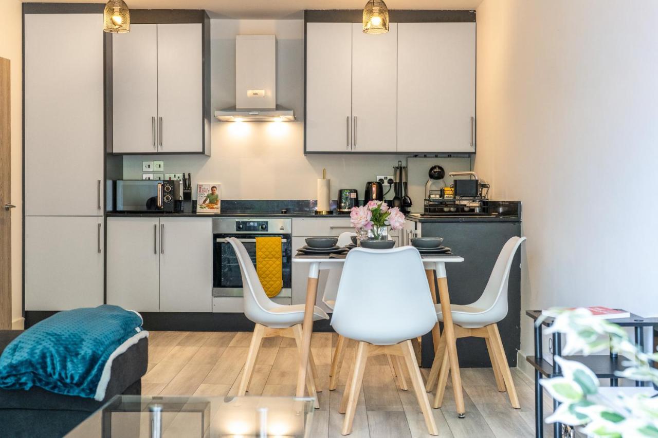 Ashview 7 - Heathrow - Royal Holloway - Free Parking * Staines-upon-Thames