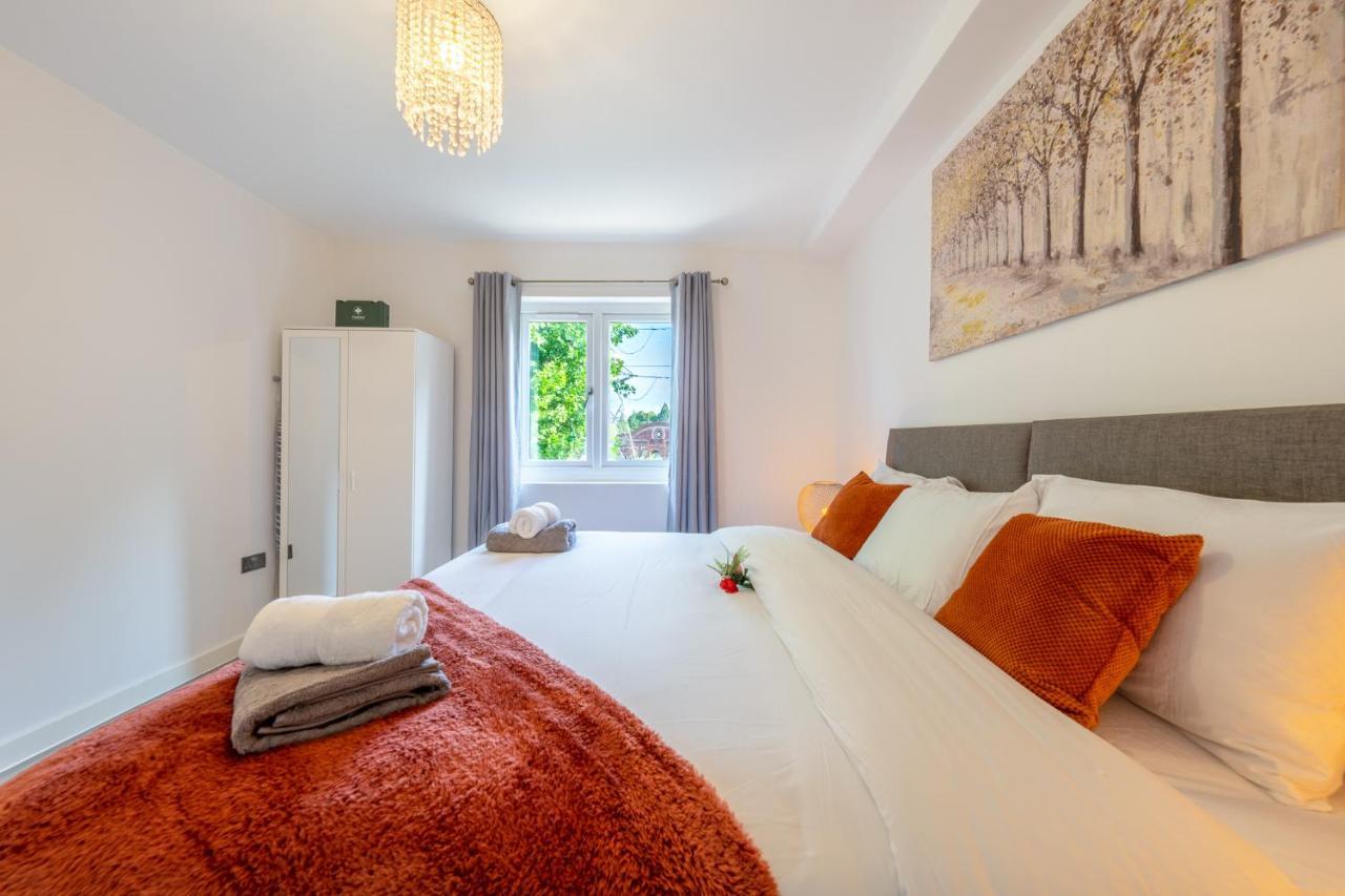 Ashview 7 - Heathrow - Royal Holloway - Free Parking Apartment Staines-upon-Thames