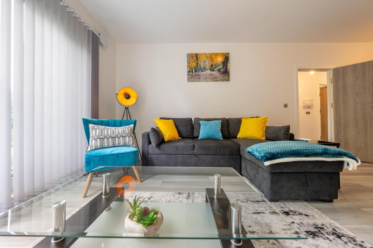 Ashview 7 - Heathrow - Royal Holloway - Free Parking